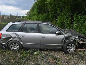 Audi wypadło z drogi. Pijana 32-latka wiozła dwójkę małych dzieci
