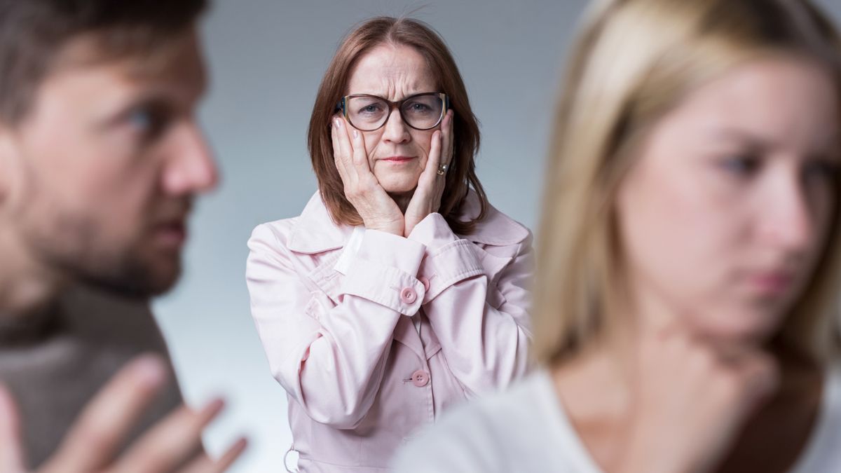 Zięć krzyczy na żonę, a przerażona teściowa stoi pomiędzy nimi