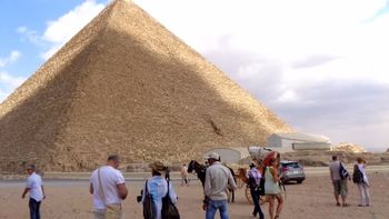 Zdjęli spodnie i majtki pod piramidą. Turyści byli zażenowani