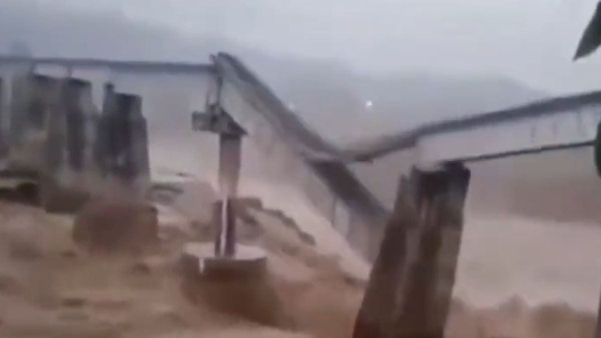 Żywioł zniszczył most kolejowy