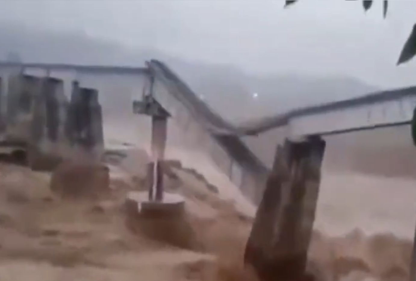 Żywioł zmiótł most kolejowy i zabił 40 osób. Przerażające wideo z Indii