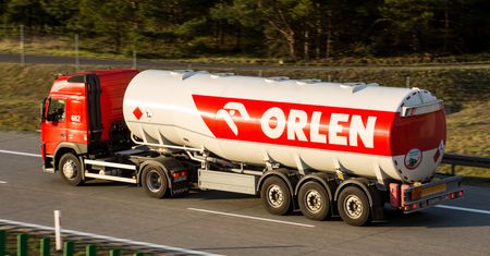 Problem się rozlewa. Firmy alarmują: Orlen ograniczył sprzedaż