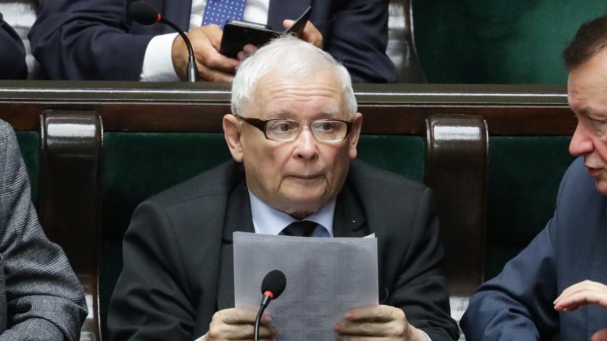 Jaros�aw Kaczy�ski
Warszawa, 09.09.2025. Prezes PiS Jaros�aw Kaczy�ski na posiedzeniu Sejmu w Warszawie, 9 bm. Ni�sza izba parlamentu zajmie si� m.in. rozpatrzeniem rz�dowych projekt�w deregulacyjnych. (doro) PAP/Tomasz Gzell
Tomasz Gzell
X kadencja, 10, 10 10. X kadencja kadencji, 10., Dziesi�ta, kadencji, obrady, polityk, polityka, pose�, posiedzenie, Posiedzenie Sejmu, Sala plenarna posiedze� obrad, sejm, Sejm RP, sejmu