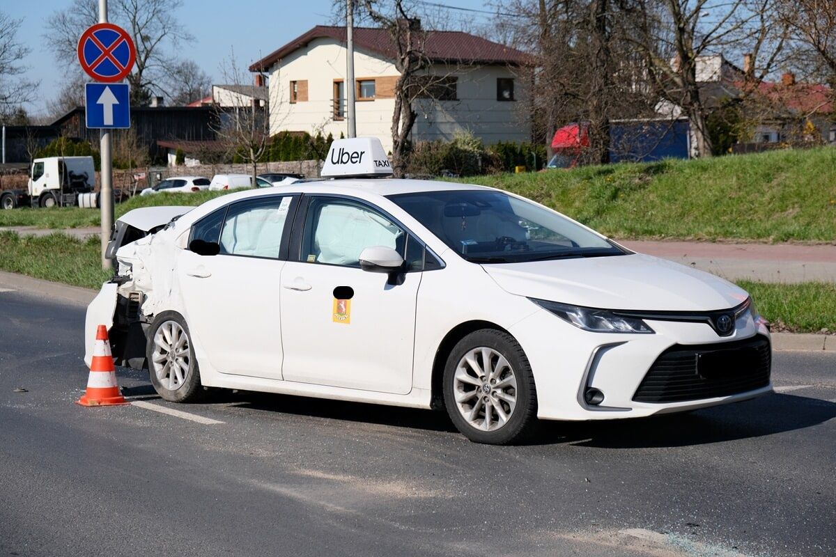 Zderzenie renaulta z toyotą na skrzyżowaniu ulic Krańcowa, Długa i Dywizjonu 303