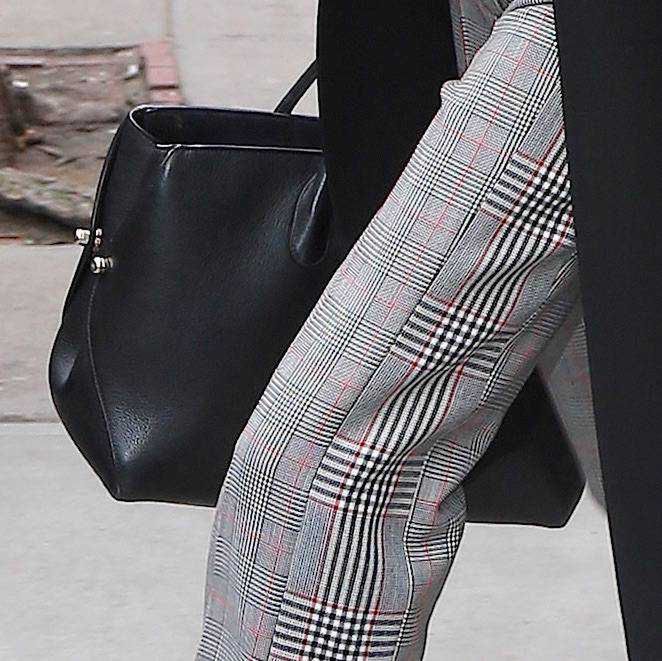 Amal Clooney w spodniach w kratkę i biało-czarnych szpilkach