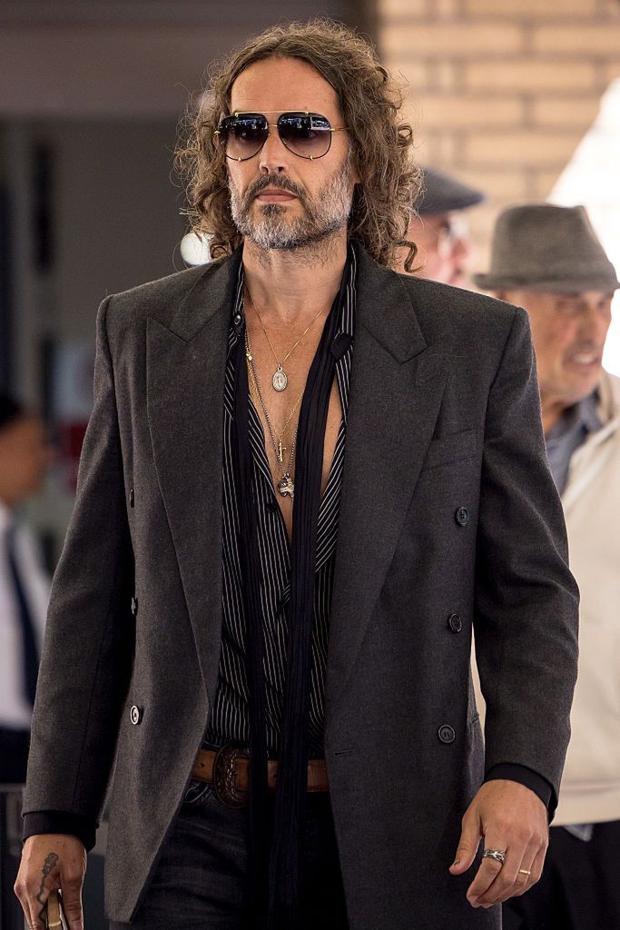 Russell Brand przed rozpoczęciem rozprawy