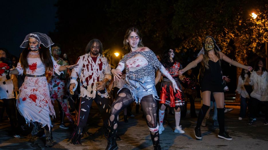 Marsz zombie w Madrycie
Mandatory Credit: Photo by David Canales/SOPA Images/Shutterstock (15635746c)
Several people dance during a flash mob at El Retiro Park in Madrid to the rhythm of Michael Jackson's Thriller on the eve of Halloween celebrations.
Michael Jackson's Thriller Flash Mob for Halloween in Madrid - 30 Oct 2025
Canales/SOPA Images/Shutterstock