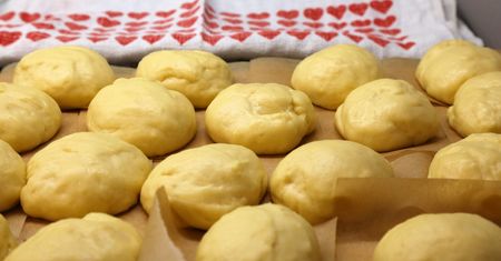 Jak zrobić pączki z nadzieniem? O tym pamiętaj
