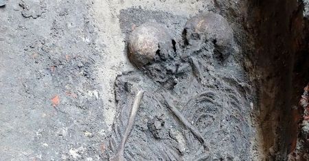 Pierwszy taki grób w Polsce. DNA ujawniło kim były zmarłe