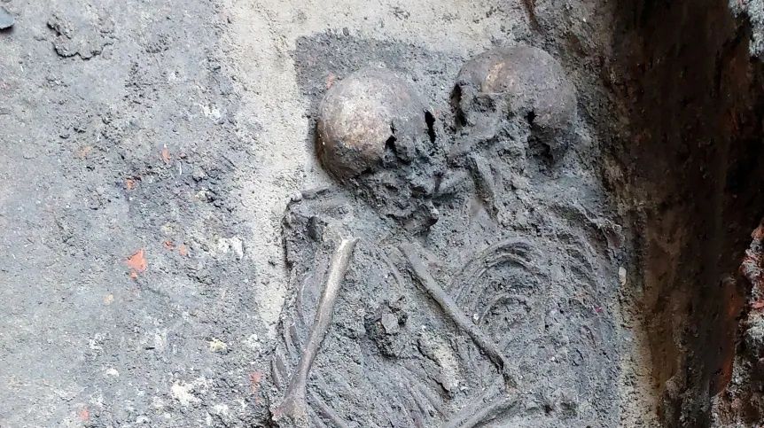 Pierwszy taki grób w Polsce. DNA ujawniło kim były zmarłe