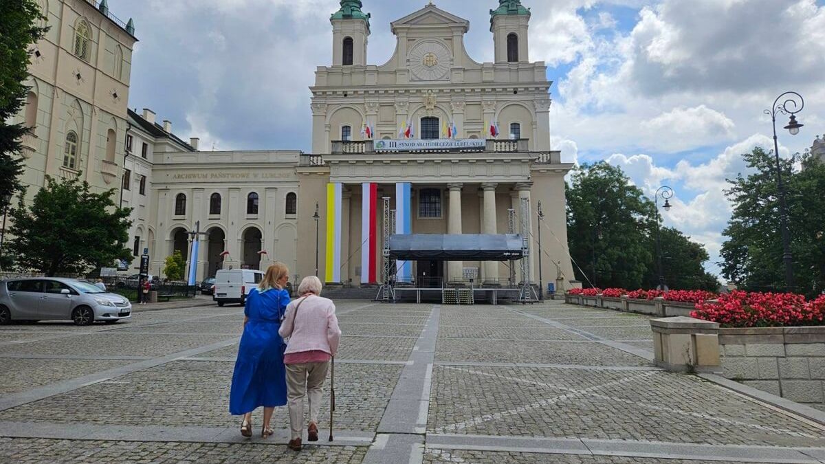 Zamknięty parking przed Archidiecezją Lubelską