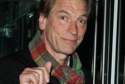 Nie można ustalić przyczyny śmierci Juliana Sandsa. Wszystko przez stan zwłok