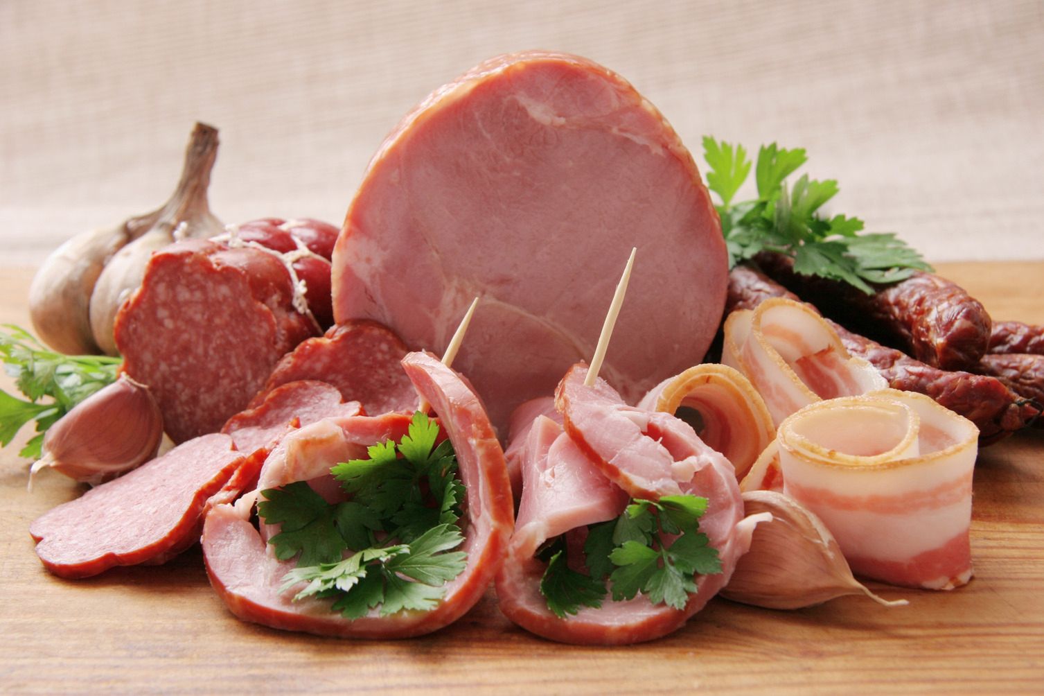 Przetworzone czerwone mięso to m.in. szynki, kiełbasy, parówki czy boczek