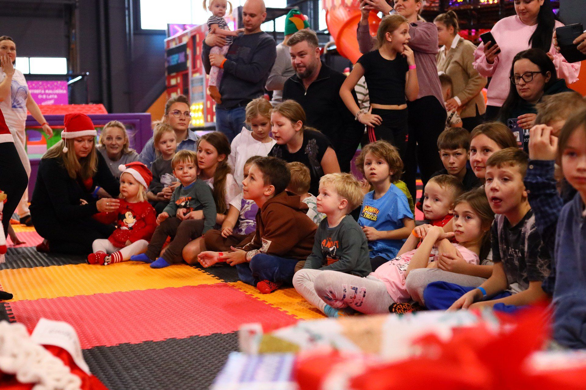 Mikołaj w otoczeniu dzieci rozdawał dzieciom prezenty