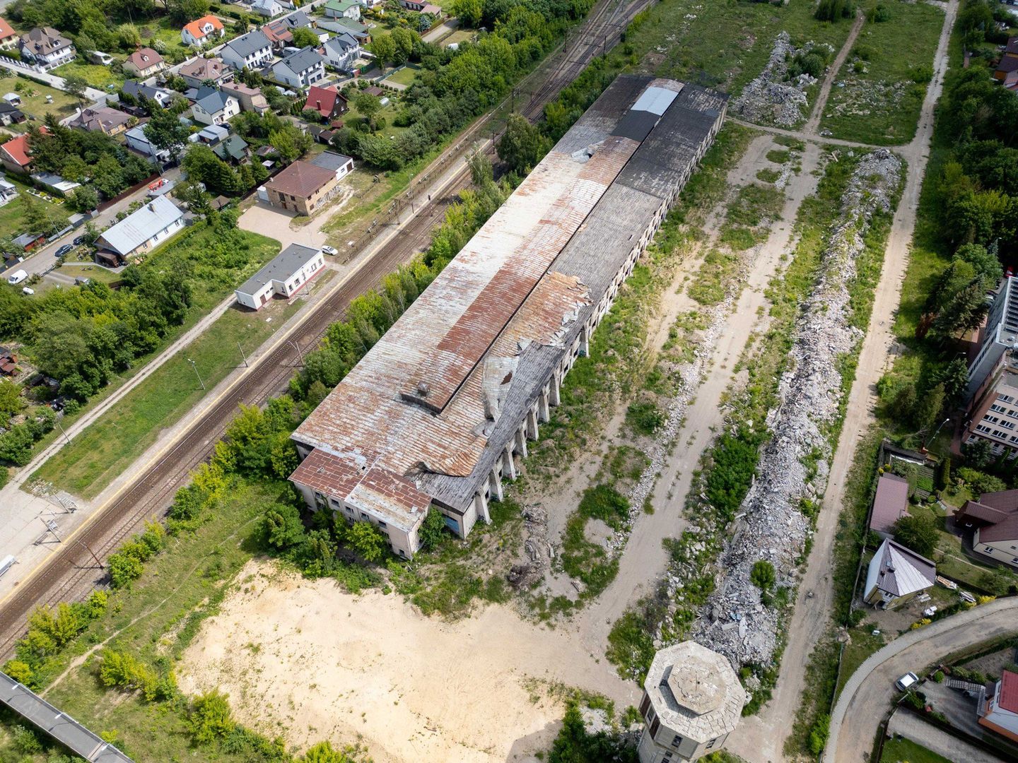 W zabytkowej, XIX-wiecznej hali, w której naprawiano tabor kolejowy, miałyby powstać mieszkania