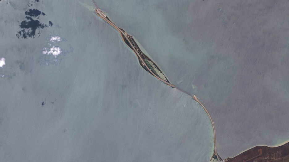 Atak na most Krymski
This image provided by Maxar Technologies, shows the Crimean Bridge connecting Russian mainland and Crimean peninsula over the Kerch Strait not far from Kerch, Crimea on Monday, July 17, 2023. (Satellite image �2023 Maxar Technologies via AP)