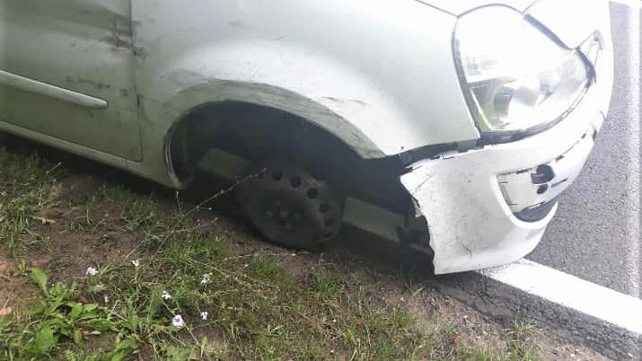 Jechał drogą wojewódzką samochodem bez koła 