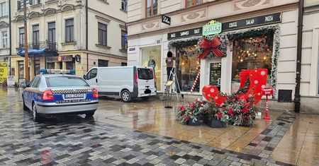 Przed restauracją na deptaku stanęły sanie Mikołaja. Na miejscu interweniował patrol straży miejskiej