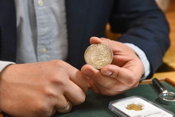 Z oblężonego Gdańska przez Toruń do nowego właściciela. To cud, że mógł kupić tego złotego dukata