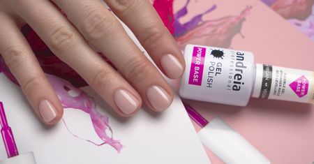 Manicure hybrydowy, żelowy czy klasyczny? Bezpieczeństwo klientek salonów manicure przede wszystkim!