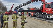 Strażacy z SGRT Lublin-3 interweniowali w powiecie włodawskim. Ciężarówka zawisła nad poboczem