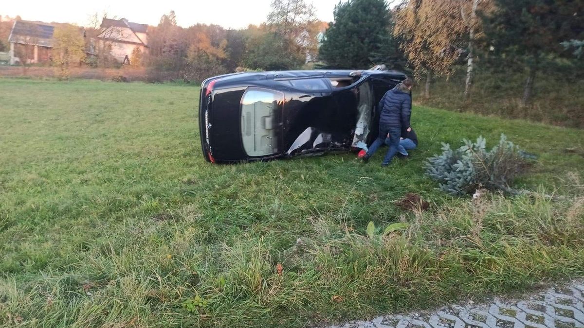 Mężczyzna zajechał drogę byłej partnerce swoim autem i ukradł jej telefon. Potem zderzył się z policją i uciekł z miejsca wypadku.