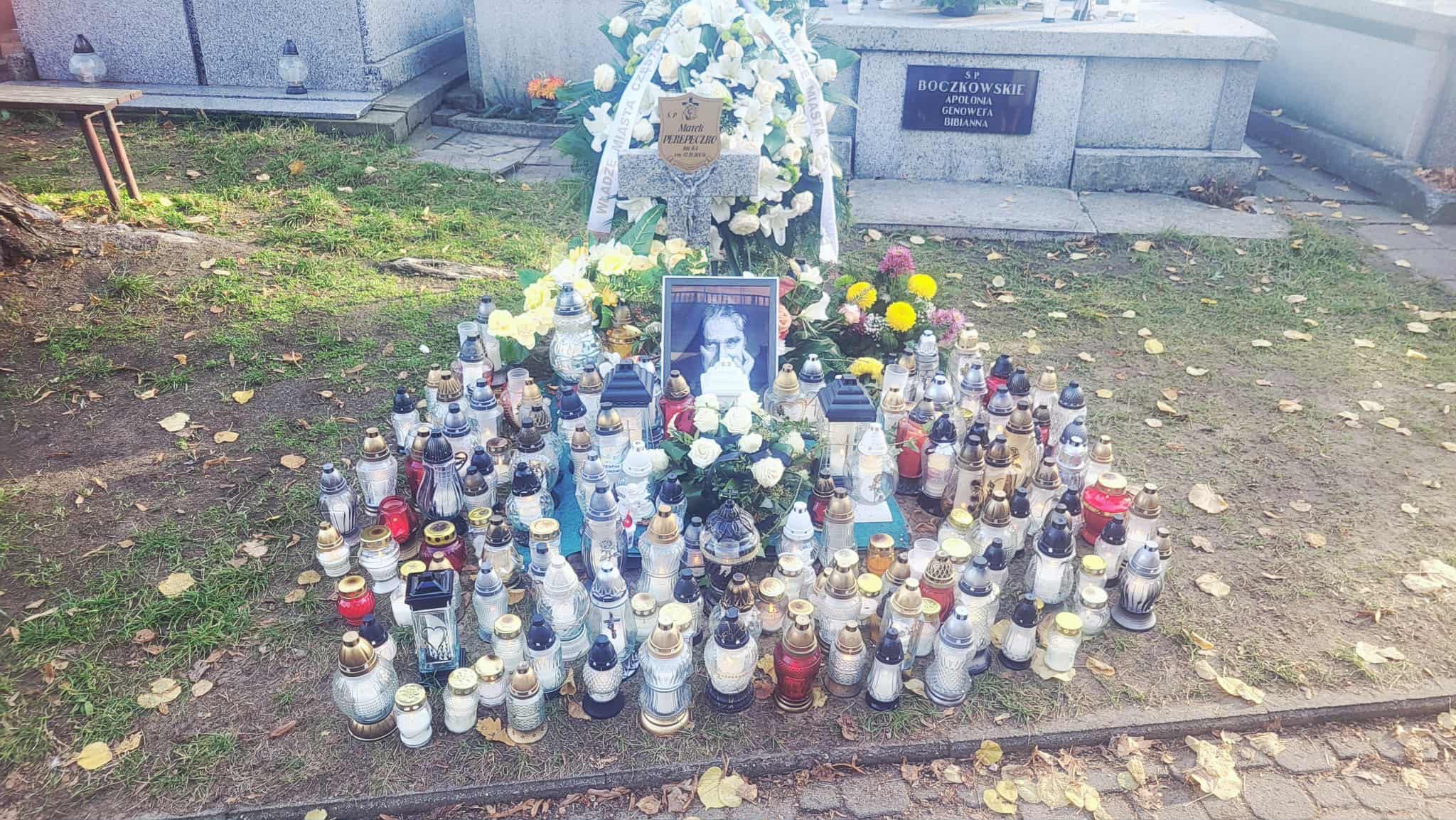 Tłumy przy grobie Marka Perepeczki w dniu Wszystkich Świętych