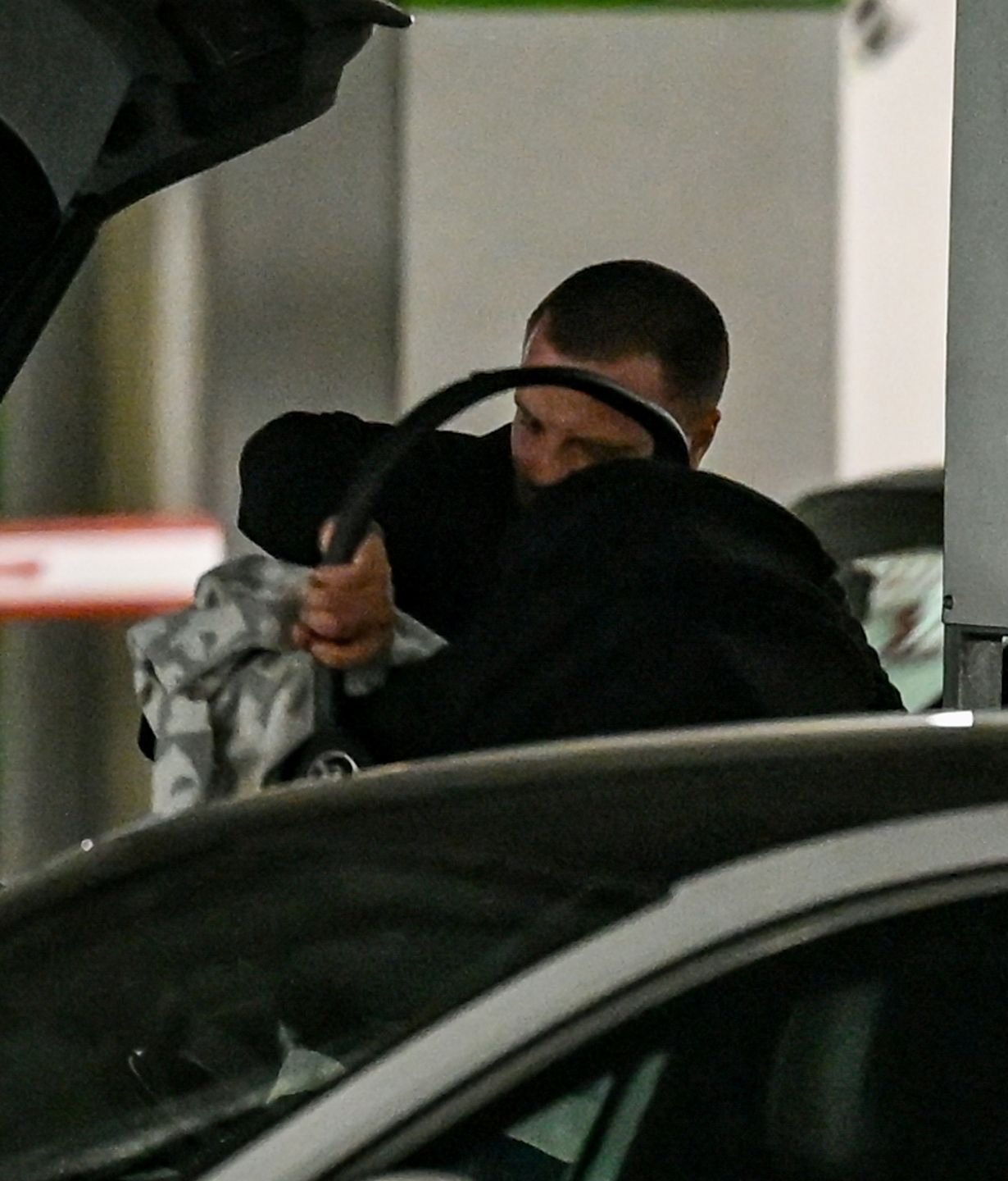 Marcin Hakiel i Dominika Serowska z synem na zakupach 