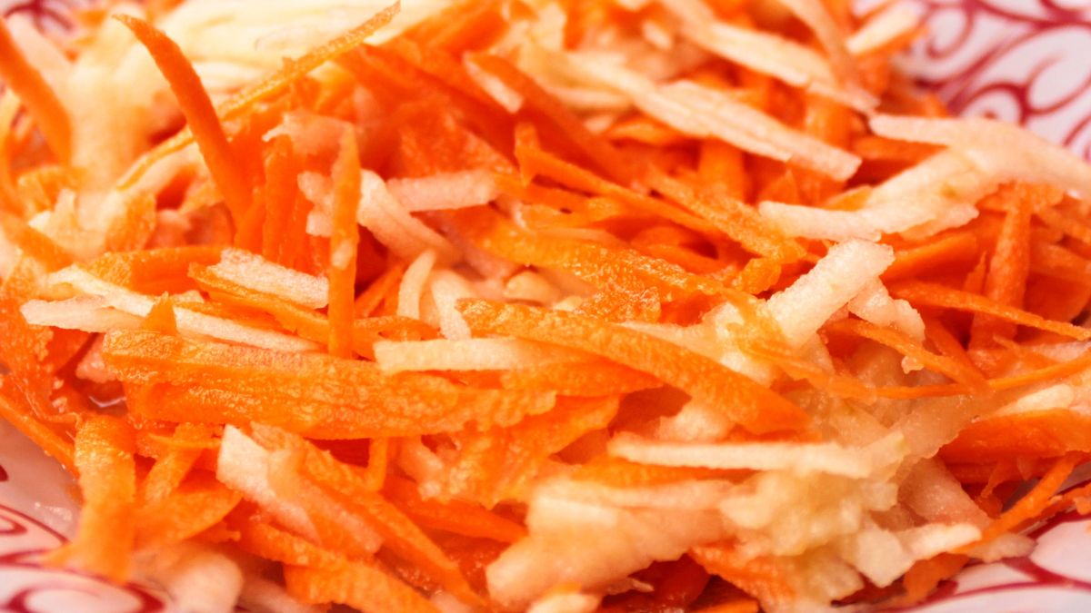 Surówka z jabłka i marchewki podbija podniebienia w tej wersji 