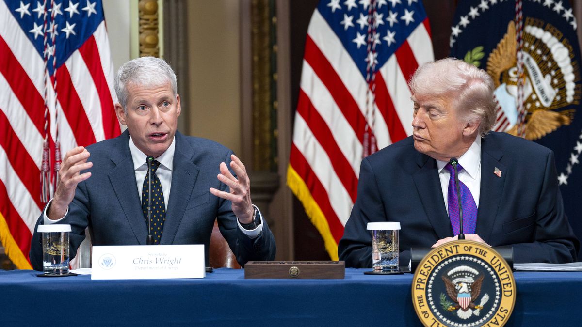 President Donald Trump Hosts Roundtable on Ratepayer Protection Pledge
epa12795579 President Donald Trump (R) looks on as Secretary of Energy Chris Wright (L) speaks during a roundtable on the Ratepayer Protection Pledge in the Indian Treaty Room in the Eisenhower Executive Office Building near the White House in Washington, DC on Wednesday, March 4, 2026. Technology firms that sign the pledge will commit to ensuring artificial intelligence infrastructure does not raise utility bills for households and small businesses.  EPA/BONNIE CASH / POOL 
Dostawca: PAP/EPA.
BONNIE CASH / POOL
Government, Politics, Capitol Hill, washington, DC, technology, tech, ai, artifical intelligence, trump, POTUS