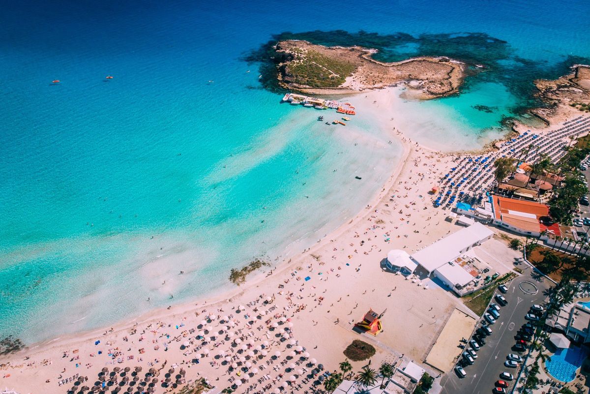 Plaża Nissi w Ayia Napa z lotu ptaka