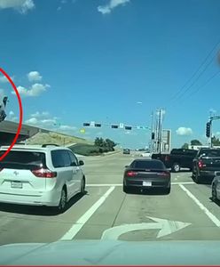 Ciężarówka spada z wiaduktu i staje w płomieniach. Przerażające nagranie z Teksasu