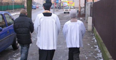 Proboszcz podczas kolędy. Parafianie opowiadają jak wyglądała wizyta