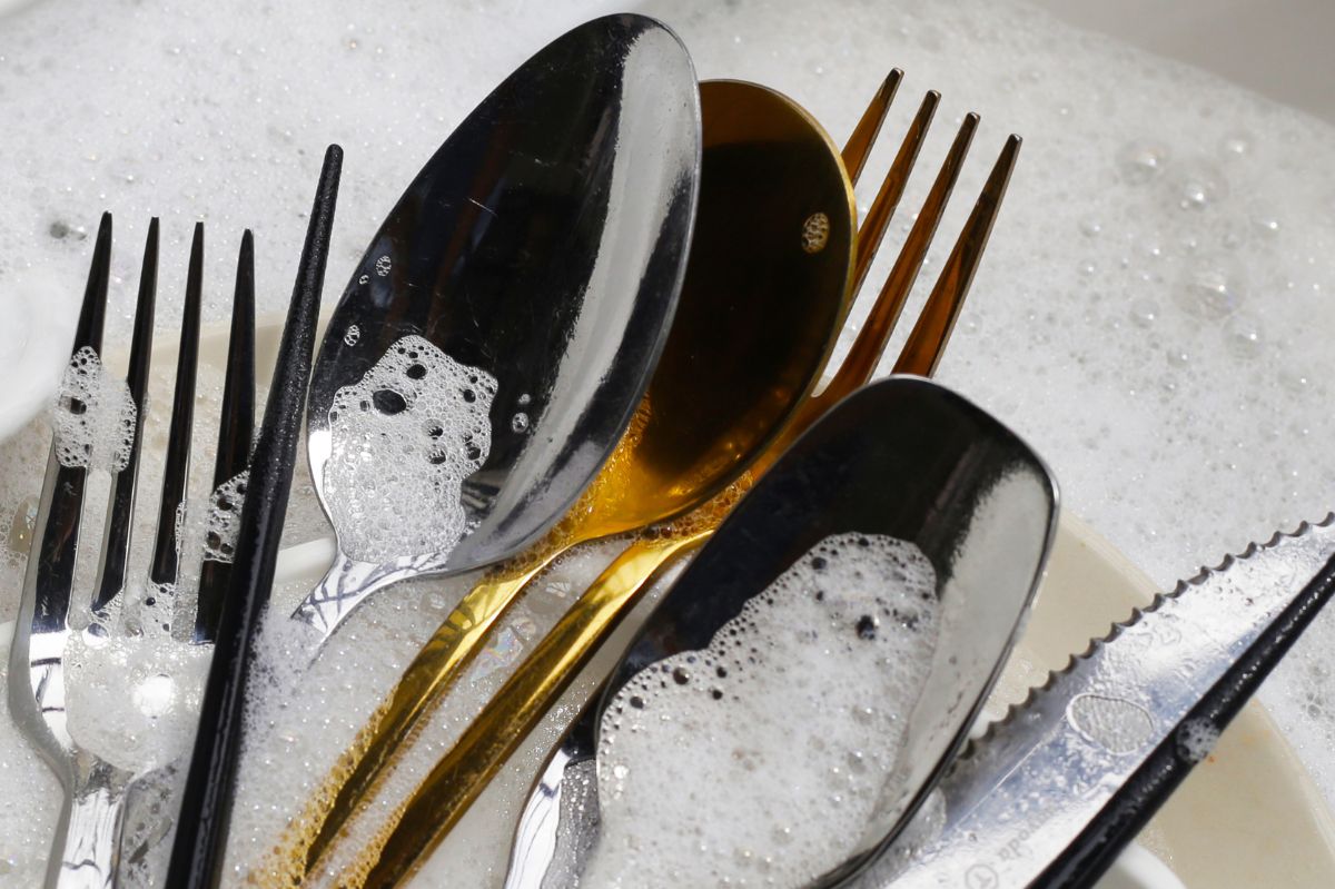 Cleaning cutlery
