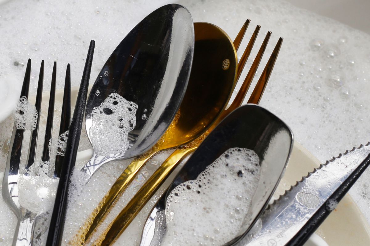 Toothpaste and tinfoil: Surprising hacks for shiny cutlery