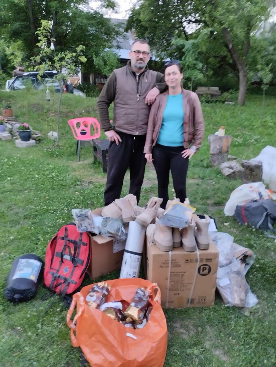 Zawożą buty i ubrania. Ostatnio żołnierze poprosili ich o garnki do kuchni polowej
