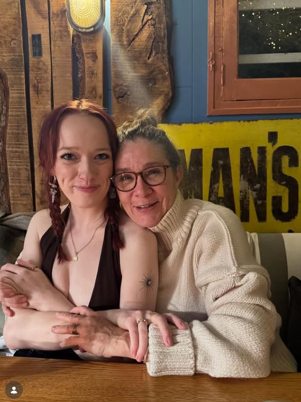 Megan Follows i Amybeth McNulty