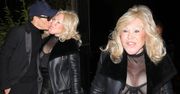 Wydekoltowana Jocelyn Wildenstein obsypuje buziakami młodszego o 28 lat narzeczonego w Paryżu