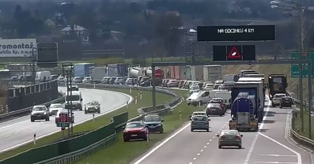 Kierowcy na S12 pod Lublinem pojechali pod prąd podczas akcji ratunkowej. Policja zajmuje się sprawą [NAGRANIE]