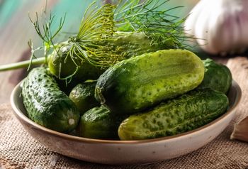 Sezon na małosolne możesz zacząć już w marcu. Pamiętaj o tych zasadach, aby wyszły jędrne i chrupiące