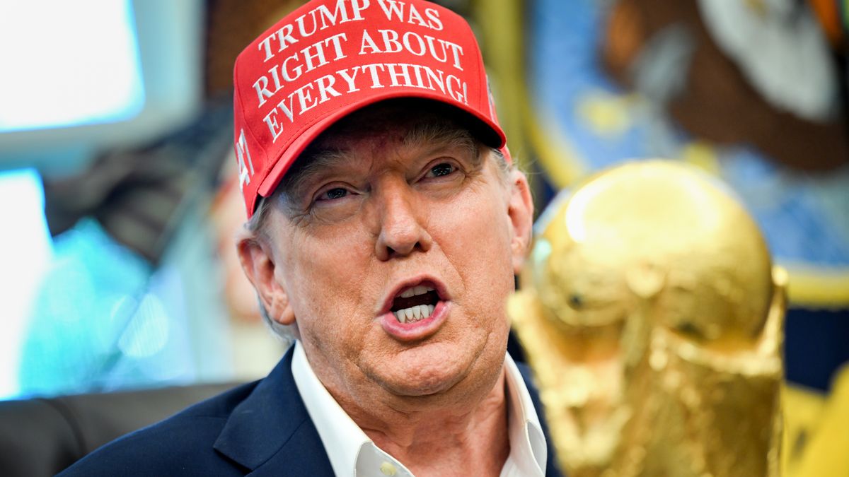 US President Donald Trump looks on past the FIFA World Cup trophy after announcing the 2026 FIFA World Cup draw will be held at the Kennedy Center in December 2025, in the Oval Office of the White House in Washington, DC, USA, 22 August 2025. The 2026 FIFA World Cup, coming to North America next summer will be the first World Cup with three host countries in the U.S., Canada and Mexico, and it will be the first to feature a 48-team field. EPA/ANNABELLE GORDON / POOL Dostawca: PAP/EPA.