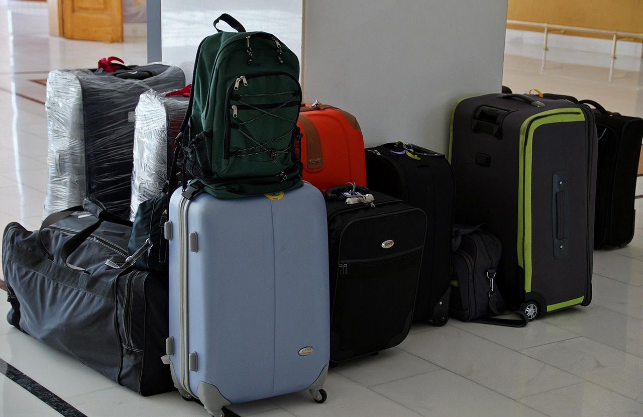 UOKiK bada dodatkowe opłaty za bagaż podręczny w Ryanairze i Wizz Airze. Czy są zgodne z prawem?