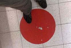 Kropka narusza godność pracowników