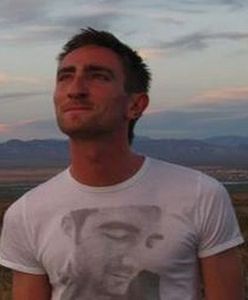 Zawiesił gigantyczne CV i teraz przebiera w ofertach pracy