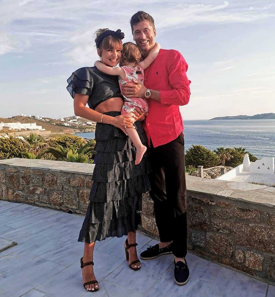Anna Lewandowska z Robertem i Klarą na Mykonos