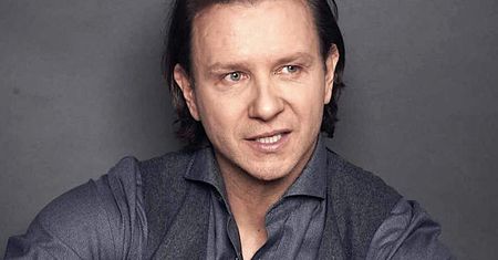 Ile lat ma Radosław Majdan? Gwiazdor świętuje swoje urodziny! Z tej okazji pokazał sporo starych zdjęć!
