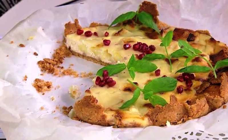 Tarta z gruszką i serem camembert