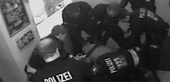 Niemieccy policjanci skatowali Polaka (WIDEO)