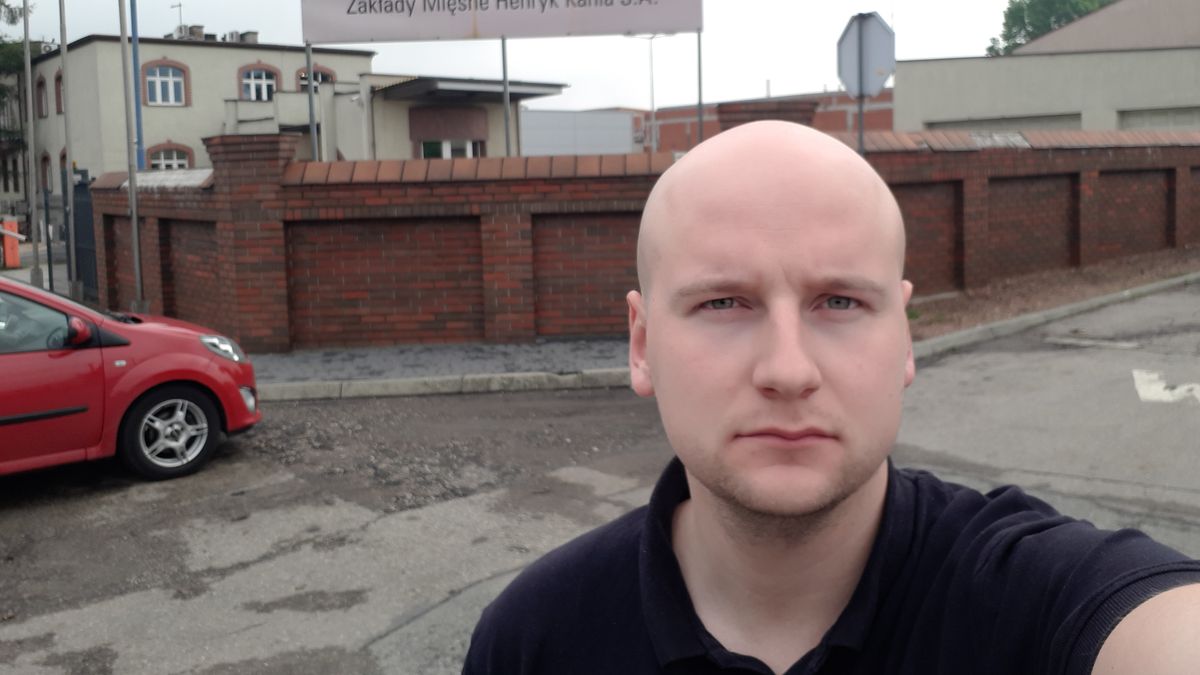 Pod zakładami Henryka Kani parkingi świecą pustkami. Ponad połowa pracowników jest na przymusowych urlopach.