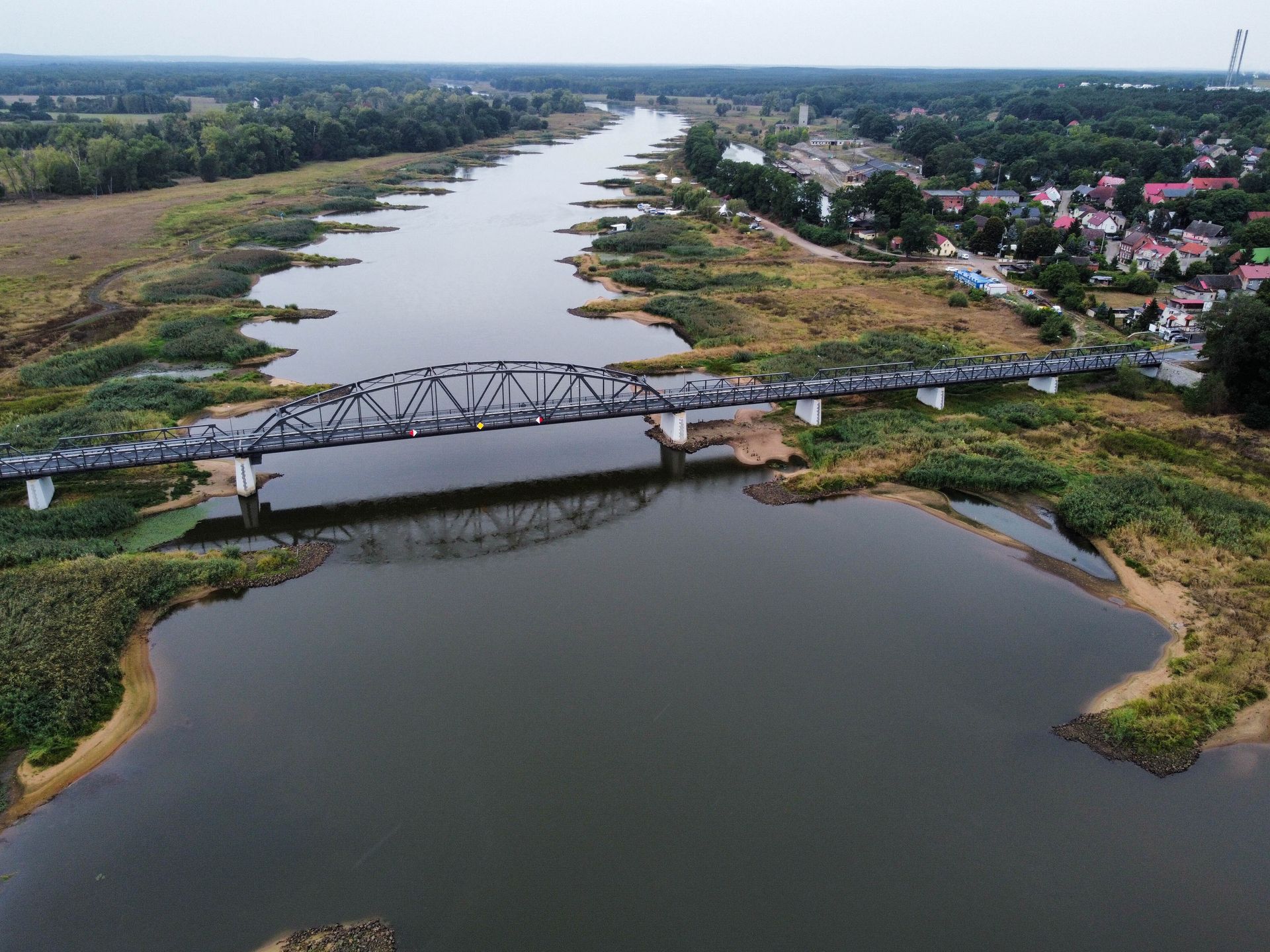 Cigacice, 22.08.2022. Widok z drona na Odrę, 22 bm. w okolicach wsi Cigacice. (sko) PAP/Lech Muszyński